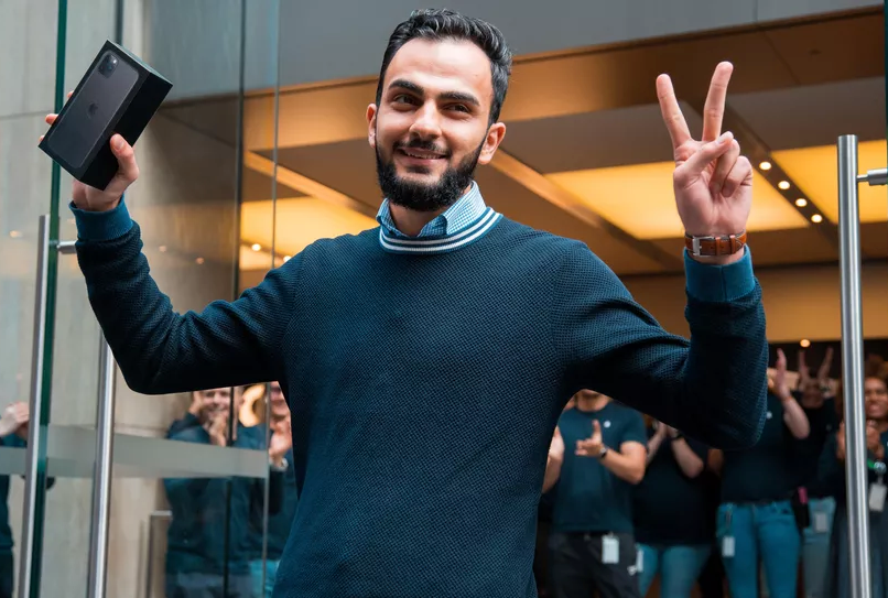 Chủ sở hữu iPhone 11 đầu tiên ở Sydney. Anh này đã mua một chiếc iPhone 11 Pro Max màu xám. (Nguồn: Cnet)