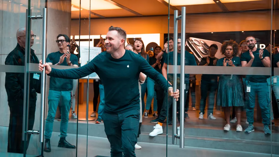 Khi các cánh cửa mở ra lúc 8 giờ sáng, các nhân viên của Apple Store đã tạo ra một không khí náo nhiệt trước cửa hàng khi khách hàng bước vào. (Nguồn: Cnet)
