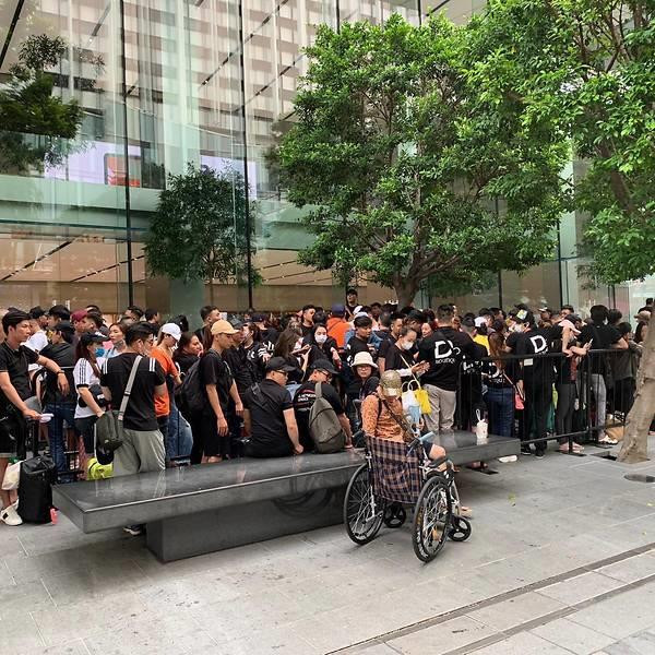 Một ngày trước khi iPhone 11 mở bán lẻ, hàng dài người đợi mua đã bắt đầu hình thành bên ngoài cửa hàng Apple trên đường Orchard ở Singapore vào ngày 19/9. (Nguồn: channelnewsasia.com)