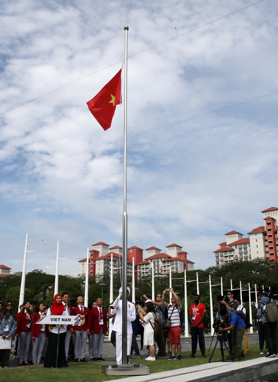 Quốc kỳ Việt Nam được kéo lên tại buổi lễ thượng cờ. (Ảnh: Quốc Khánh/TTXVN)