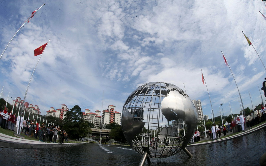 Quốc kỳ Việt Nam được kéo lên tại buổi lễ thượng cờ. (Ảnh: Quốc Khánh/TTXVN)