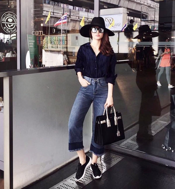 Ngoài việc biến tấu mới mẻ bằng cách 'cắm thùng' sơmi cùng quần culottes denim, Diễm My 9X còn nâng cấp trang phục trở nên thời thượng hơn với mũ vành tròn, kính tráng gương và túi xách 'đắt giá.'