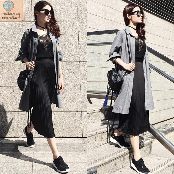 Để năng động hơn, cô nàng nữ chính trong 'Gái già lắm chiêu' này đã chọn giày thể thao khỏe khoắn làm phụ kiện phối cùng chân váy xếp ly và áo phối ren. Kiều nữ 9X gây ấn tượng khi kết hợp cả vòng cổ choker (ôm sát cổ) cùng balô cỡ nhỏ, tô đậm vẻ trẻ trung, khỏe khoắn.