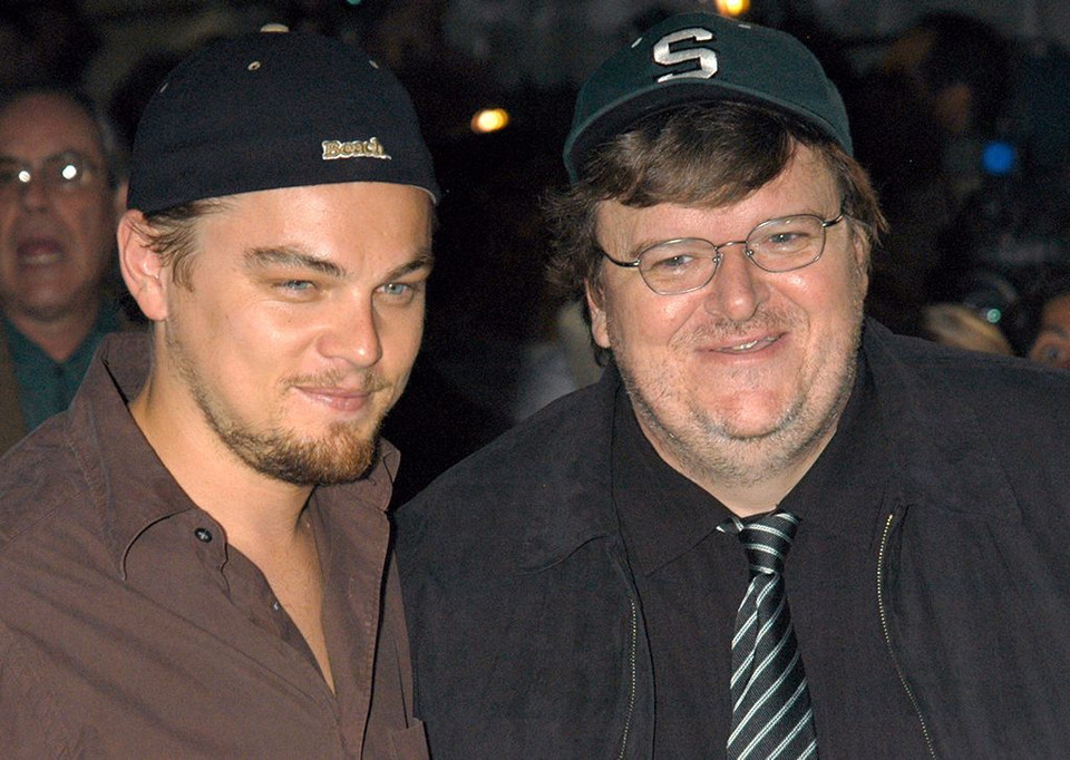 Leonardo hợp tác cùng đạo diễn Michael Moore trong bộ phim tài liệu ‘Fahrenheit 9/11.’ (Nguồn: Yahoo)