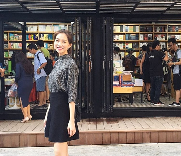 Phép cộng chân váy ngắn đen và áo kẻ tăm đã giúp Hoa hậu Đặng Thu Thảo tô đậm được phong cách cổ điển và nét duyên dáng, nhẹ nhàng.