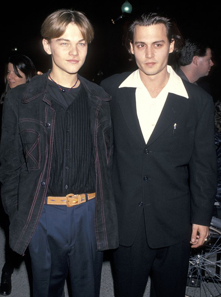 Năm 1993, DiCaprio chụp ảnh cùng 'cướp biển' Johnny Depp (phải) trong buổi ra mắt 'What’s Eating Gilbert Grape.' 