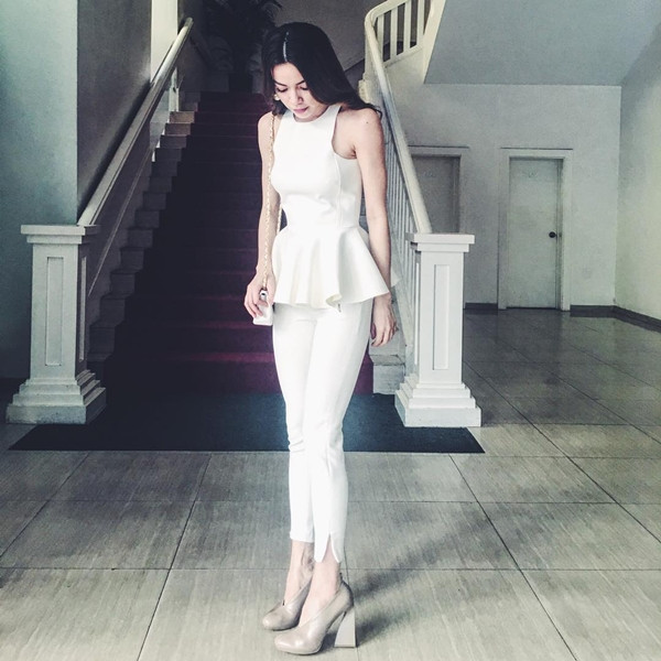 Hồ Ngọc Hà là một trong những người đẹp đầu tiên lăngxê xu hướng giày đế loe. Cô mix phụ kiện độc đáo này cùng bộ cánh tuyền trắng nhã nhặn. Mẫu áo viền peplum chít eo cùng quần ôm sát tiệp màu là 'cặp đôi' làm tăng nét duyên dáng cho nữ giám khảo chương trình The Remix 2016.