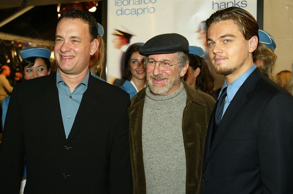Leonardo chụp ảnh cùng diễn viên Tom Hanks và đạo diễn Steven Spielberg trong buổi ra mắt phim ‘Catch Me If You Can’ năm 2002. (Nguồn: Yahoo)