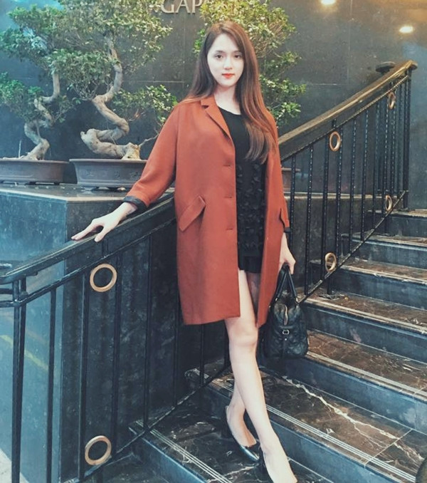 Trong ngày lạnh, nữ ca sỹ này ưu ái chọn áo khoác dáng dài, mix cùng đầm đen và giày cao gót thanh lịch.