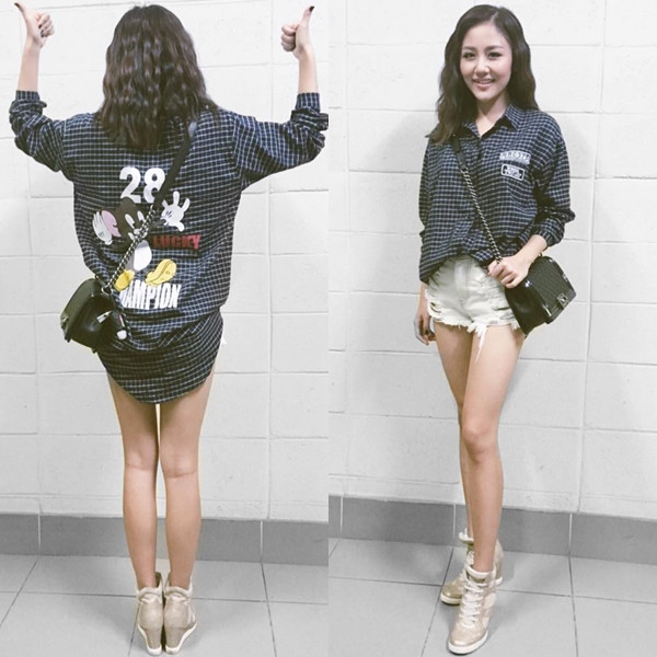 Văn Mai Hương khoe khéo đôi chân thon quyến rũ với quần shorts jeans trắng và sơmi kẻ tối màu. Giọng ca này còn phối phụ kiện 'chất lừ' là đôi giày thể thao độn đế của thương hiệu Kurt Geiger.