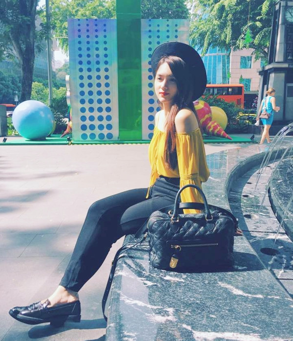 Cũng chọn gam vàng làm điểm nhấn, Hương Giang Idol nổi bật trên phố trong thiết kế áo trễ vai gam màu này, phối cùng quần cạp cao, mũ vành tròn và giày xỏ cổ điển.