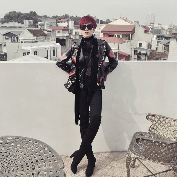 Thiều Bảo Trâm 'nổi loạn' cùng áo xuyên thấu mix với áo khoác da họa tiết và khăn quàng mảnh. 