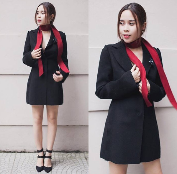 Đầm vest đen và khăn quàng gam màu đỏ là phép cộng hoàn hảo để Lưu Hương Giang làm mới mình trong tuần lễ đầu năm 2016. Bộ cánh mang âm hưởng menswear (phong cách thời trang nam) này đem tới vẻ ngoài lạ lẫm và sành điệu hơn cho nữ ca sỹ.