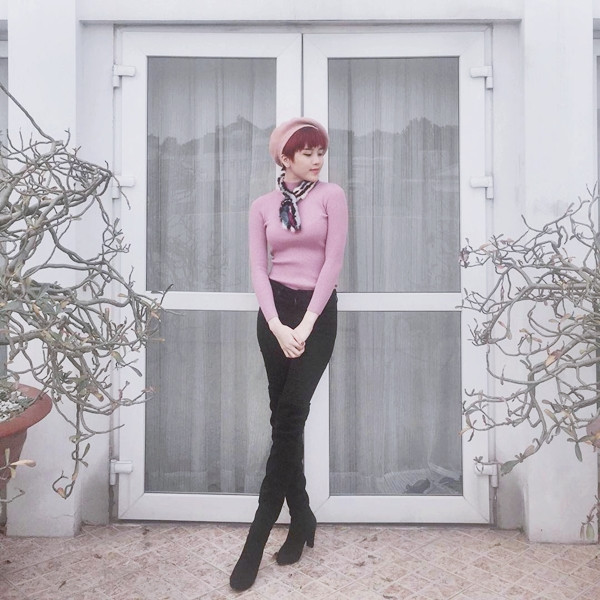 Cô nàng còn biến hóa phong cách mạnh mẽ trở nên nữ tính, yêu kiều hơn với quần jeans ôm sát tôn dáng và áo cổ lọ gam màu hồng phấn. Mũ nồi tiệp màu áo và khăn quàng ngắn là 'gia vị' giúp Thiều Bảo Trâm thêm nét yêu kiều.