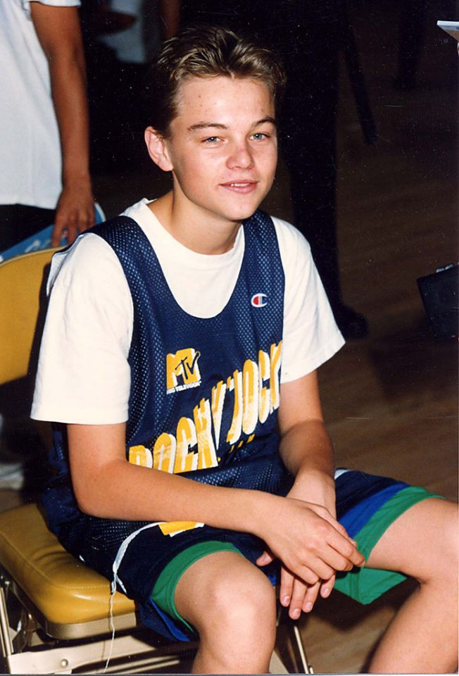 Khi mới 17 tuổi, nam tài tử Leonardo DiCaprio đã góp mặt trong chương trình nổi tiếng của MTV 'Rock N Jock' năm 1992. Đây là cái nôi để anh thể hiện tài diễn xuất và khả năng âm nhạc tài năng của mình. (Nguồn: Yahoo)