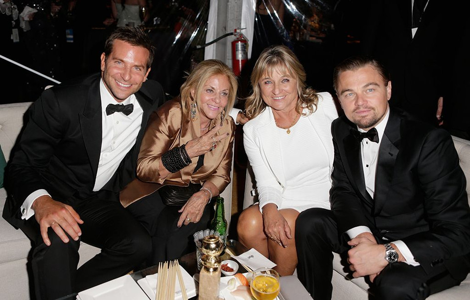 Diễn viên Bradley Cooper (trái) và Leonardo (phải) cùng đưa mẹ tới bữa tiệc sau Lễ trao giải Quả cầu vàng năm 2014. (Nguồn: Yahoo)