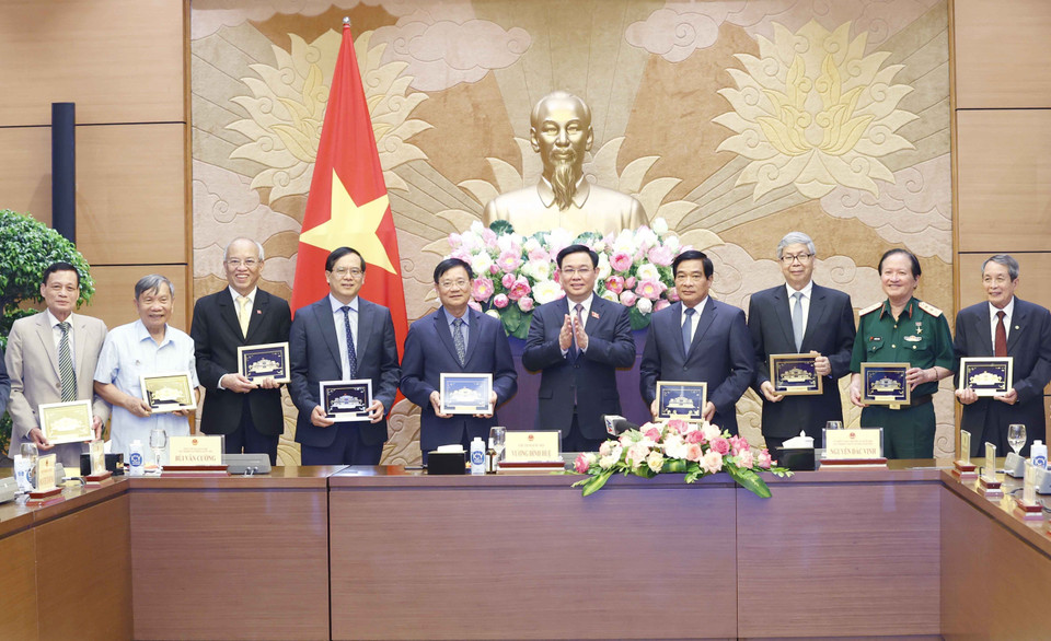 Chủ tịch Quốc hội Vương Đình Huệ tặng quà lưu niệm cho thành viên Câu lạc bộ Kinh tế, Văn hoá và Du lịch. (Ảnh: Doãn Tấn/TTXVN)