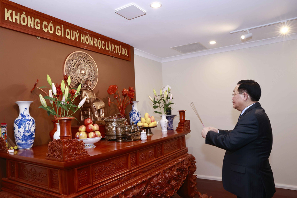 Chủ tịch Quốc hội dâng hương Chủ tịch Hồ Chí Minh ở Đại sứ quán Việt Nam tại Australia. (Ảnh: Doãn Tấn/TTXVN)