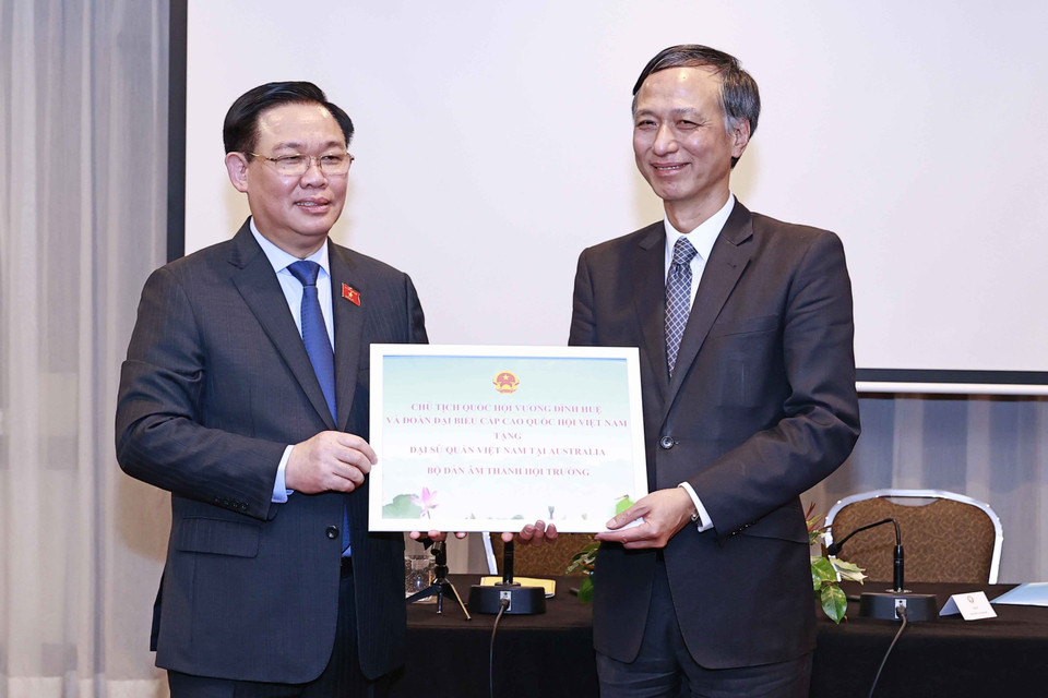 Chủ tịch Quốc hội tặng quà lưu niệm cho Đại sứ quán Việt Nam tại Australia. (Ảnh: Doãn Tấn/TTXVN)