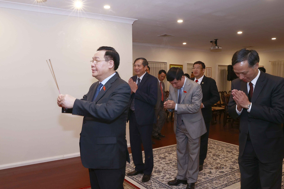 Chủ tịch Quốc hội Vương Đình Huệ dâng hương Chủ tịch Hồ Chí Minh. (Ảnh: Doãn Tấn/TTXVN)