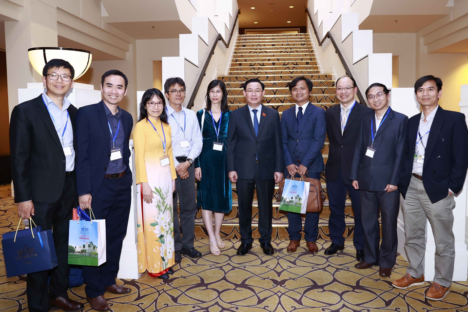 Trong chương trình thăm chính thức Australia, chiều 1/12/2022 (theo giờ địa phương), tại thủ đô Canberra, Chủ tịch Quốc hội Vương Đình Huệ gặp mặt cán bộ, nhân viên Đại sứ quán Việt Nam và cộng đồng người Việt tại Australia. (Ảnh: Doãn Tấn/TTXVN)