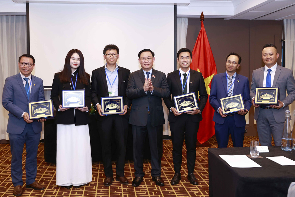 Chủ tịch Quốc hội Vương Đình Huệ tặng quà lưu niệm cho đại biểu. (Ảnh: Doãn Tấn/TTXVN)