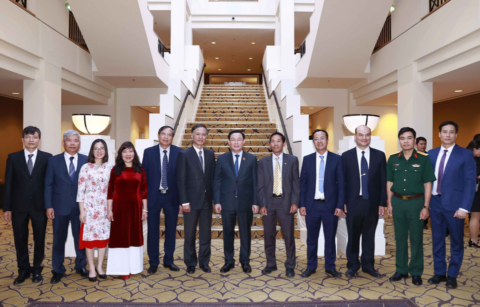 Chủ tịch Quốc hội Vương Đình Huệ với cán bộ, nhân viên Đại sứ quán Việt Nam tại Australia. (Ảnh: Doãn Tấn/TTXVN)