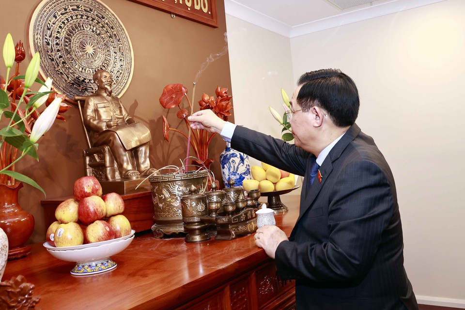Chủ tịch Quốc hội Vương Đình Huệ dâng hương Chủ tịch Hồ Chí Minh ở Đại sứ quán Việt Nam tại Australia. (Ảnh: Doãn Tấn/TTXVN)