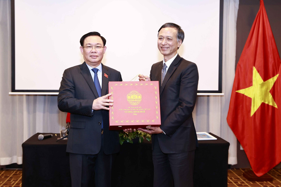 Chủ tịch Quốc hội Vương Đình Huệ tặng quà lưu niệm cho Đại sứ quán Việt Nam tại Australia. (Ảnh: Doãn Tấn/TTXVN)