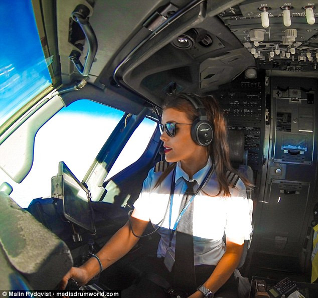 Cô chia sẻ: ‘Tôi đã dùng mọi cách để chữa lưng nhưng chỉ có yoga mang lại cho tôi phương thức hiệu quả. Yoga giúp tôi hiểu về bản thân hơn và môn thể dục này cũng giúp tôi sống khoẻ hơn. Tôi thực sự bị nghiện yoga.’ (Nguồn: Dailymail)