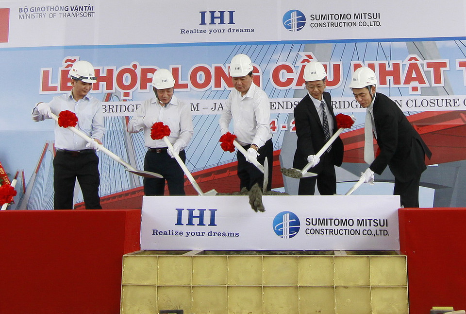  Bộ Trưởng Bộ Giao thông vận tải Đinh La Thăng (giữa), Đại sứ Nhật Bản tại Việt Nam Hiroshi Fukada (thứ hai từ phải sang) cùng các đại biểu thực hiện nghi thức đổ bê tông hợp long cầu Nhật Tân. (Ảnh: Trọng Đạt/TTXVN)