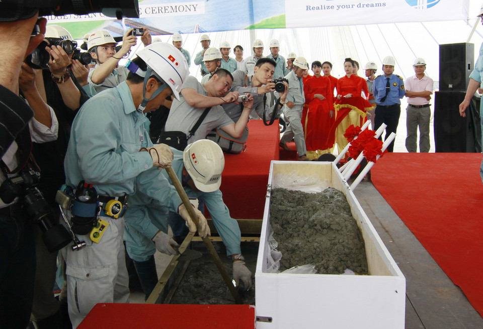 Công nhân đổ bê tông hợp long cầu Nhật Tân. (Ảnh: Trọng Đạt/TTXVN)