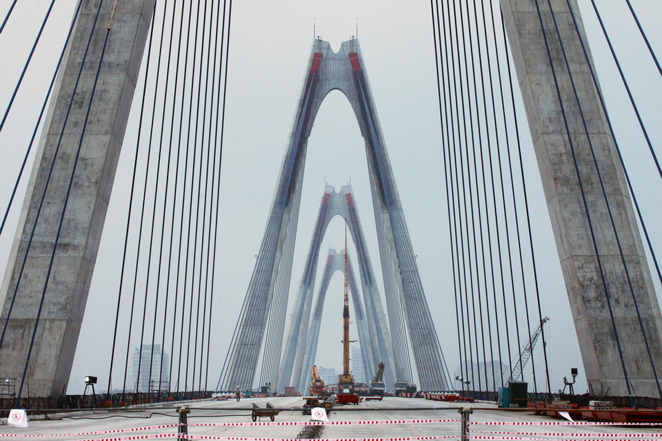 Cầu Nhật Tân trong ngày hợp long. (Ảnh: Trọng Đạt/TTXVN)