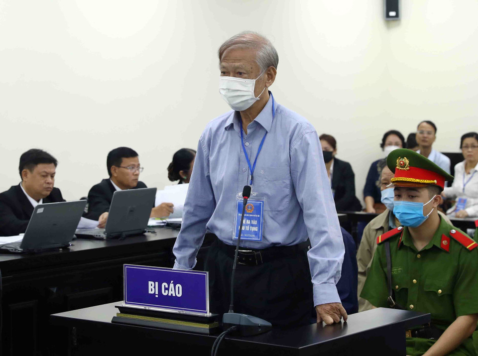 Bị cáo Dương Huy Liệu (sinh năm 1948, cựu Vụ trưởng Vụ Kế hoạch-Tài chính Bộ Y tế) khai báo trước toà. (Ảnh: Phạm Kiên/TTXVN)