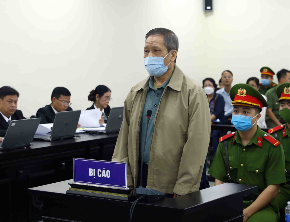 Bị cáo Ngô Hữu Hiếu Nghĩa (sinh năm 1952, cựu Giám đốc Chi nhánh Thành phố Hồ Chí Minh thuộc Công ty Cổ phần Dược phẩm Cửu Long) khai báo trước toà. (Ảnh: Phạm Kiên/TTXVN)