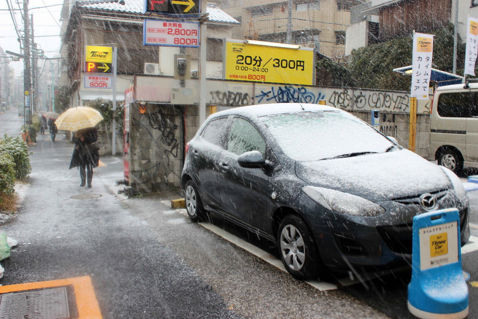 Mưa tuyết tại một góc phố quận Shibuya, Tokyo. (Ảnh: Hữu Thắng/TTXVN) 