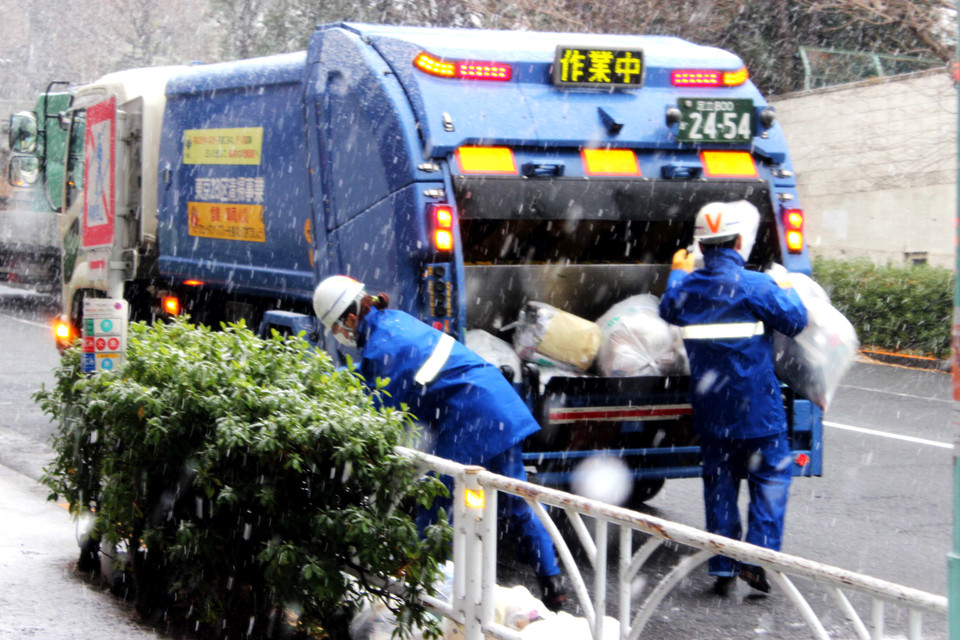 Nhân viên dọn rác trong mưa tuyết và giá rét. (Ảnh: Hữu Thắng/TTXVN) 