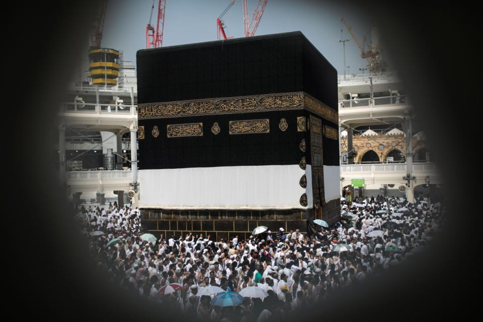 Người hành hương đi xung quanh đền Kaaba. (Nguồn: AP)