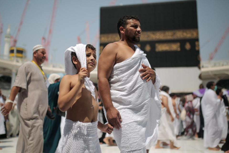 Hai cha con hành hương về Đại Thánh ĐƯờng ở thánh địa Mecca. (nguồn: AP)