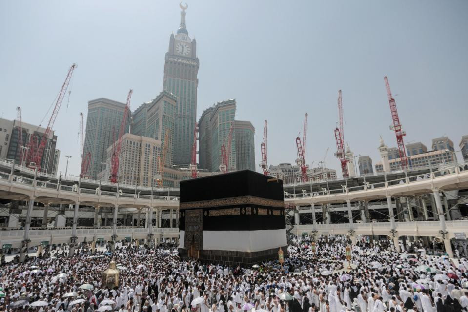 Những người Hồi giáo hành hương về đền thờ Kaaba, một ngồi đền hình vuông ở Đại Thánh Đường, thuộc đất thánh Mecca, Saudi Arabia. (Nguồn: AP)