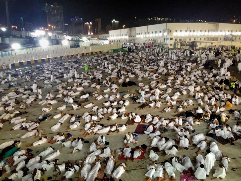 Những người Hồi giáo hành hương ngủ gần Đại Thánh Đường. (Nguồn: AP)