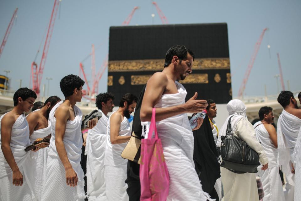 Người hành hương đi vòng quanh đền Kaaba. (nguồn: AP)