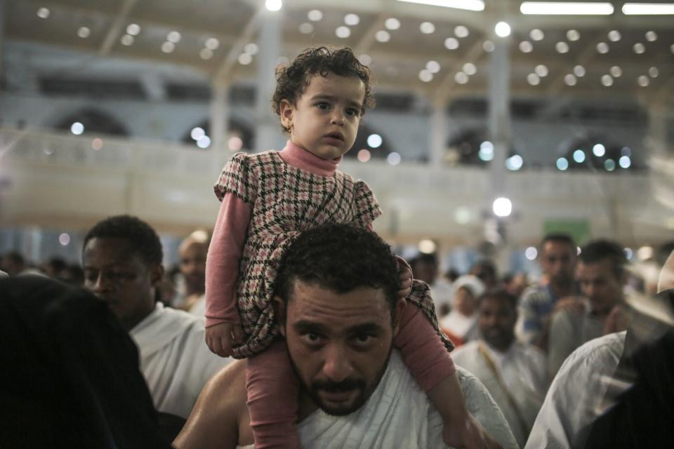 Một người cha đưa con gái khi hành hương xung quanh đền Kaaba. (Nguồn: AP)