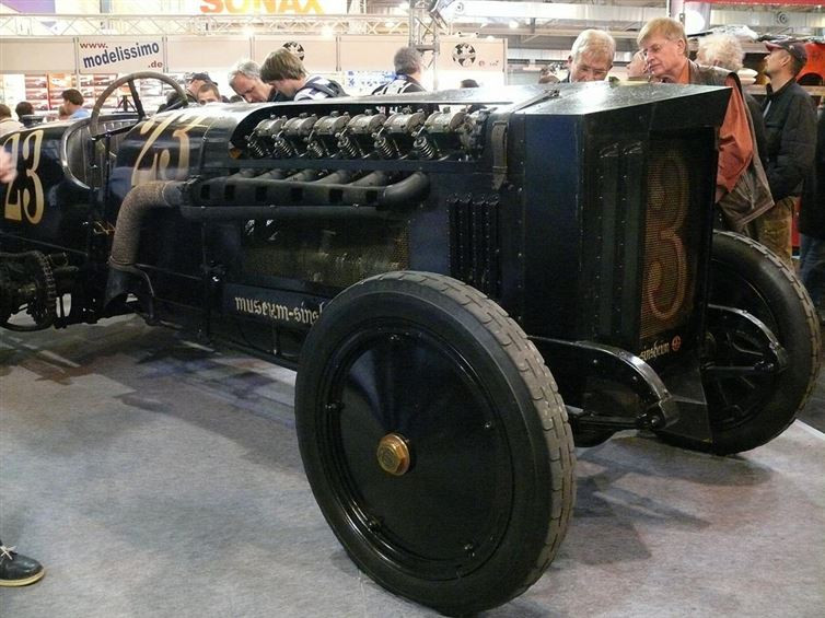 Được gọi với cái tên Brutus, mẫu xe đua độc nhất vô nhị mang trên mình trái tim BMW V12 với dung tích lên đến 46 lít. (Nguồn: flickr/stkone) 