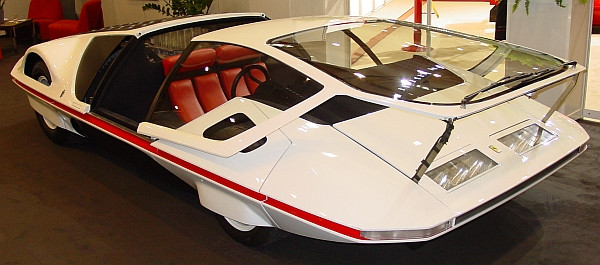 Pininfarina Ferrari 512 Modulo, 1970, thêm một mẫu xe của người ngoài hành tinh, cửa xe mở theo kiểu trượt về phía trước, mũi xe và đuôi xe được thiết kế vuông góc và vuốt dẹp. (Nguồn: madle)