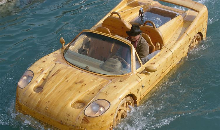 Chiếc Ferrari F50 loại đặc biệt này được làm từ gỗ thông và có thể nổi trên mặt nước. (Nguồn: Ripley's) 