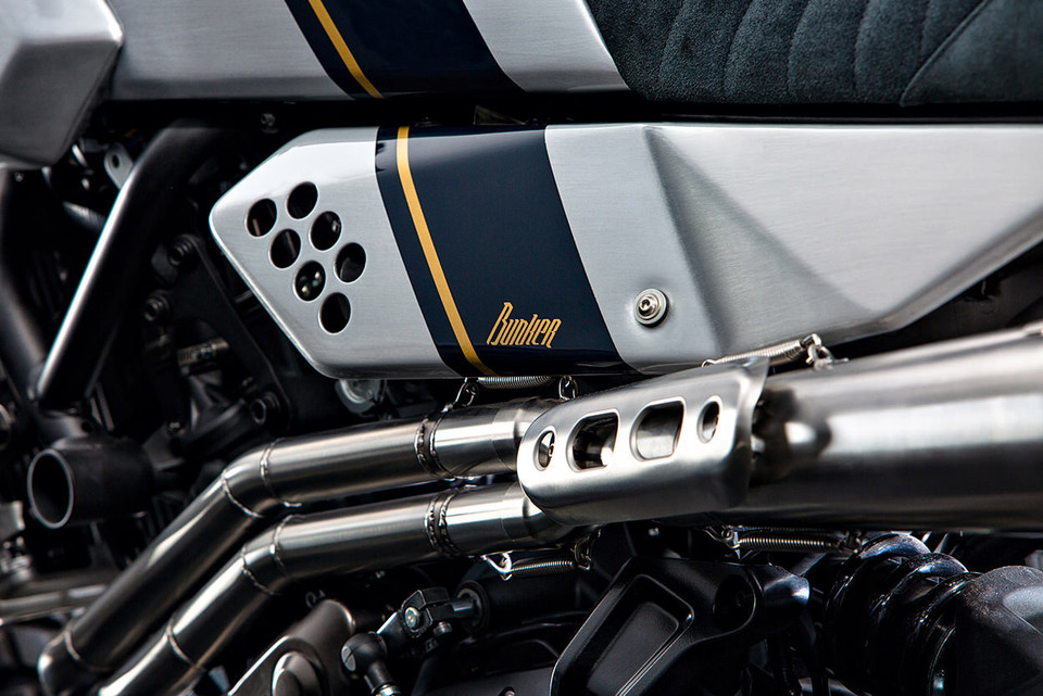 Tên hãng Bunker trên thân xe. 