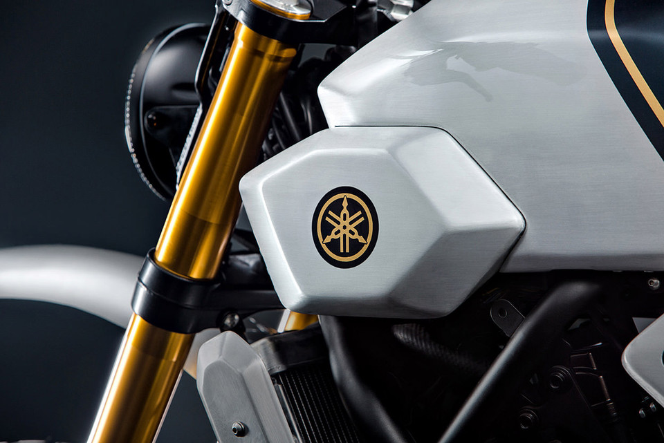 Cùng với logo của Yamaha.