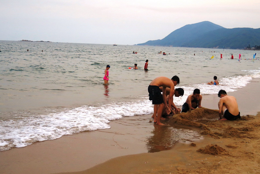 Nhiều du khách trong và ngoài tỉnh đến tắm biển Thiên Cầm trong chiều 30/4. (Ảnh: Phan Quân/TTXVN)