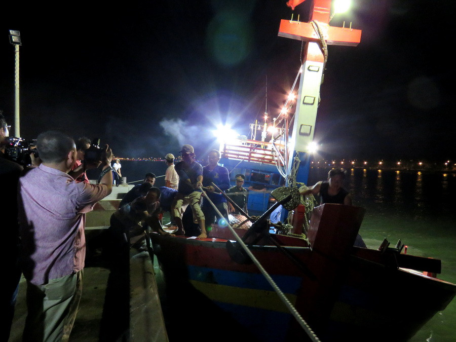 Tàu QB 91096 TS cập cảng Nhật Lệ được người dân và các cơ quan chức năng chào đón để chứng thực nguồn gốc hải sản đánh bắt xa bờ … (Ảnh: Thành-Thọ/Vietnam+)